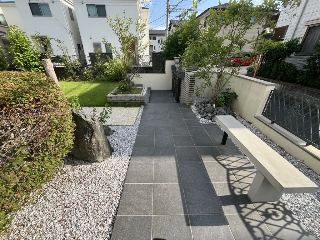 外構リフォーム 施工後：タイル通路と株立ち樹木・白砂利