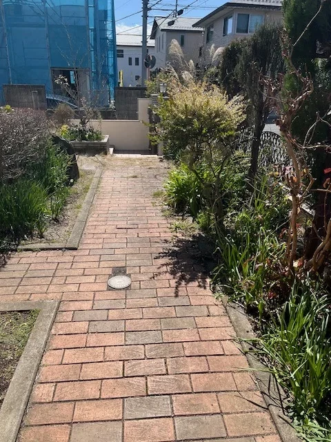 外構リフォーム 施工前：レンガ外壁と植栽