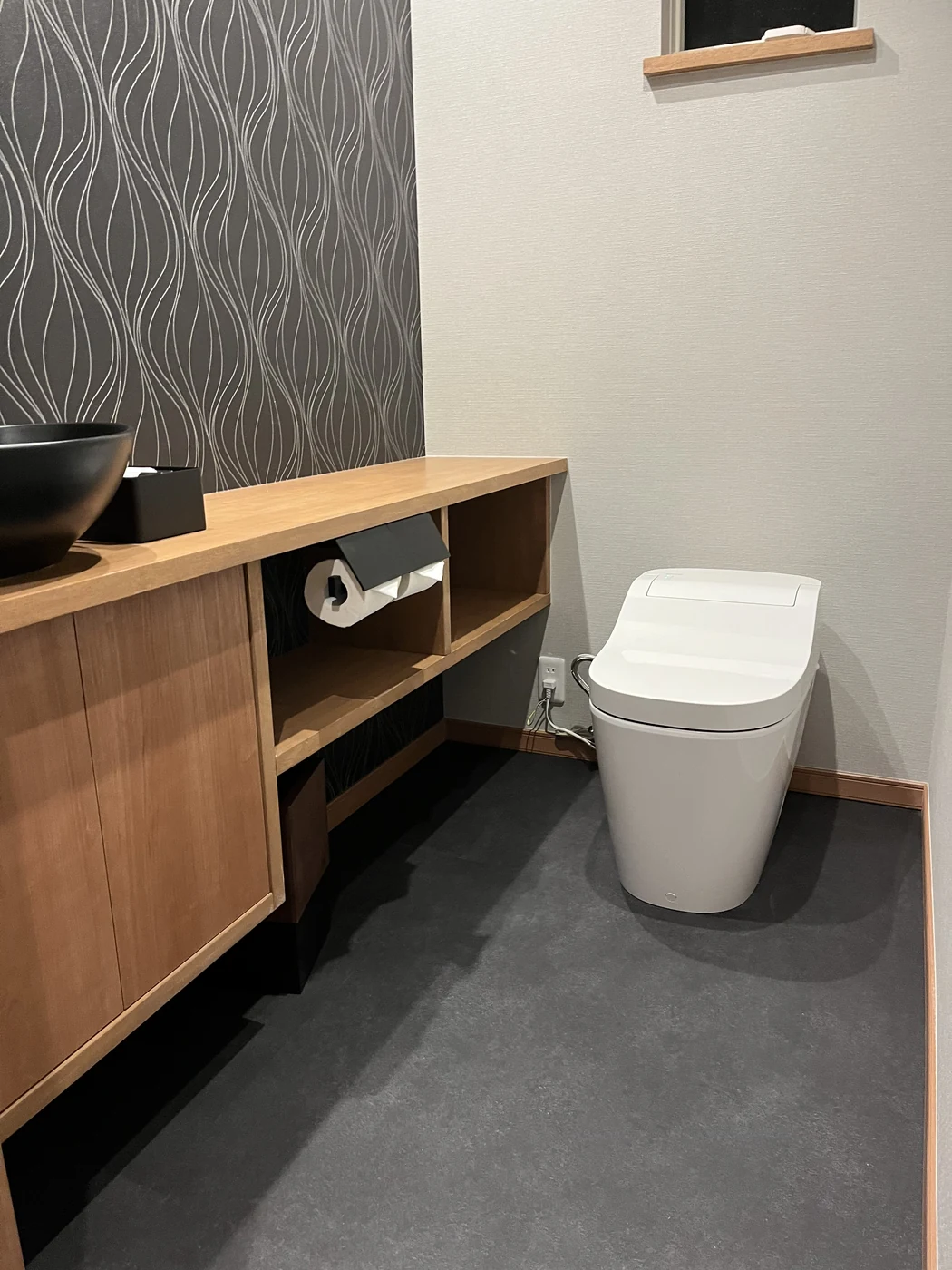 トイレリフォームの施工写真（収納を備えたトイレ空間）